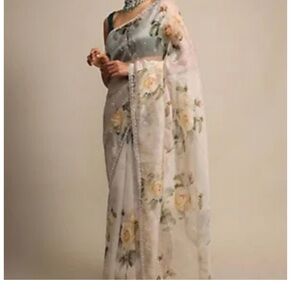 Elegant Floral Saree with fabric for top. 

Under skirt included.